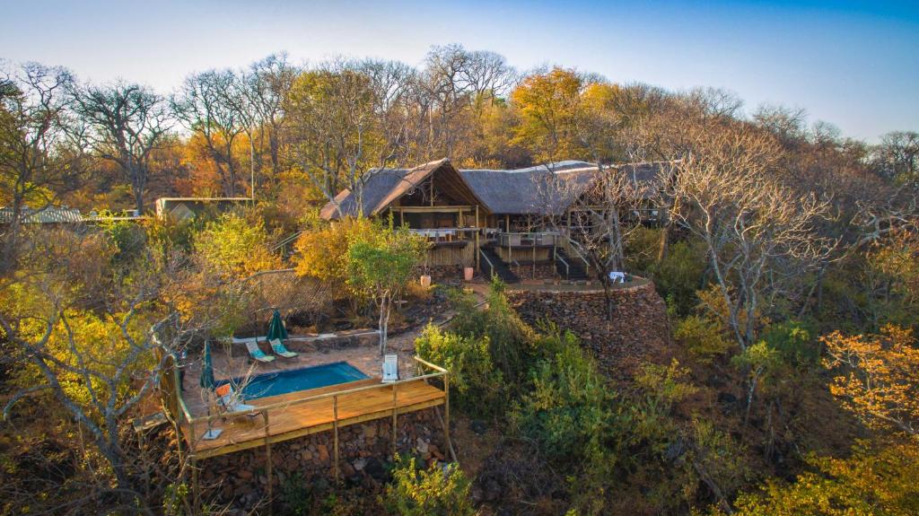 - une vue aérienne sur une maison avec une piscine dans l'établissement Ghoha Hills Savuti Lodge, à Savuti