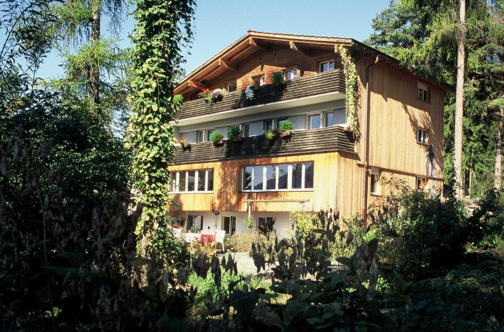 ein Haus mit Pflanzen nebeneinander in der Unterkunft Pension Casa Selva in Trin