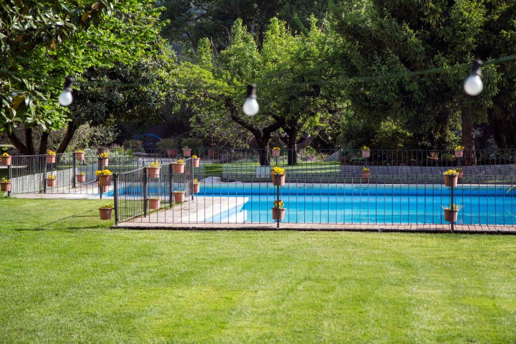 Bazén v ubytování Hotel Can Carol nebo v jeho okolí