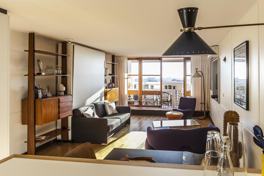 un salon avec un canapé et une table dans l'établissement Cité Radieuse - Le Corbusier, à Marseille