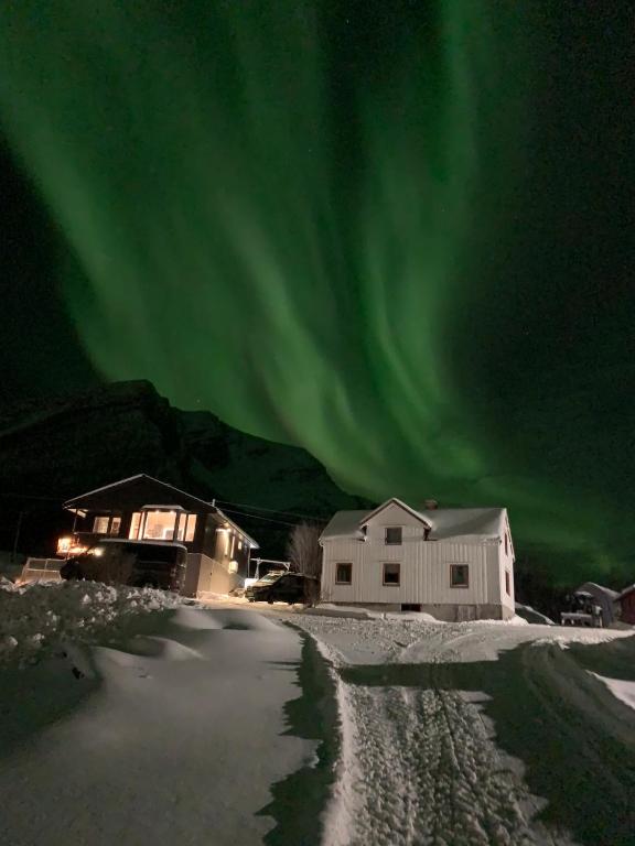 an image of a house with the aurora in the sky at Home with a view in Storholmen