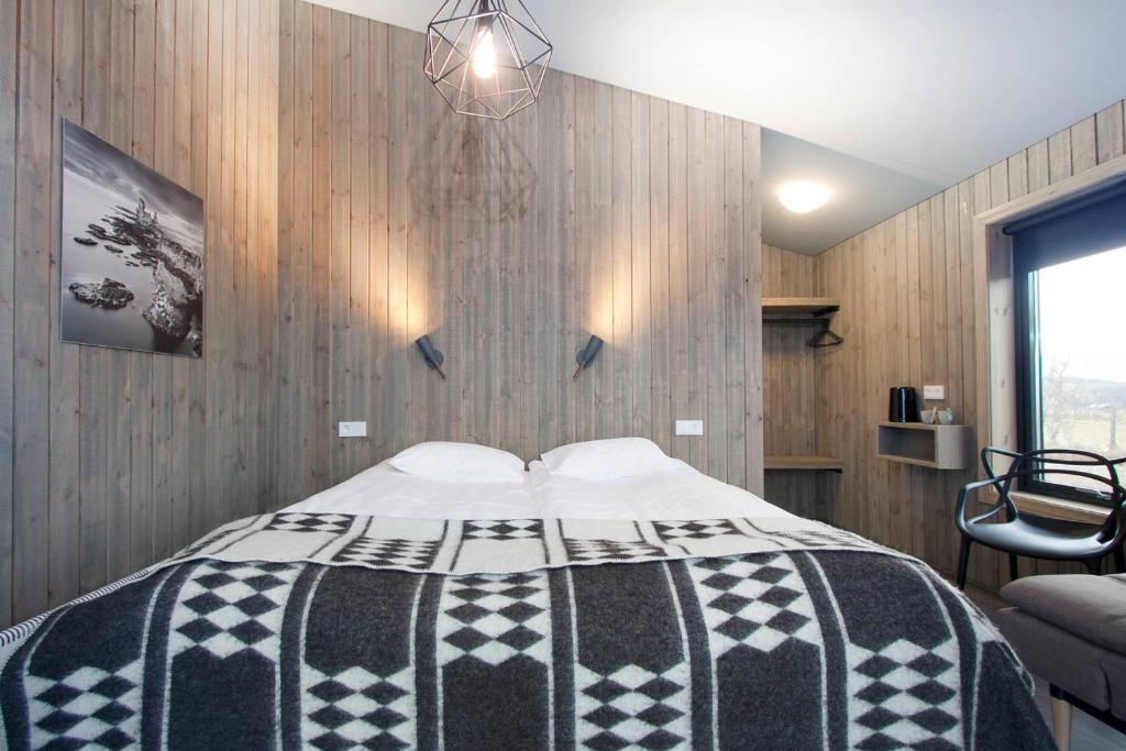 Postel nebo postele na pokoji v ubytování Arnarstapi Cottages
