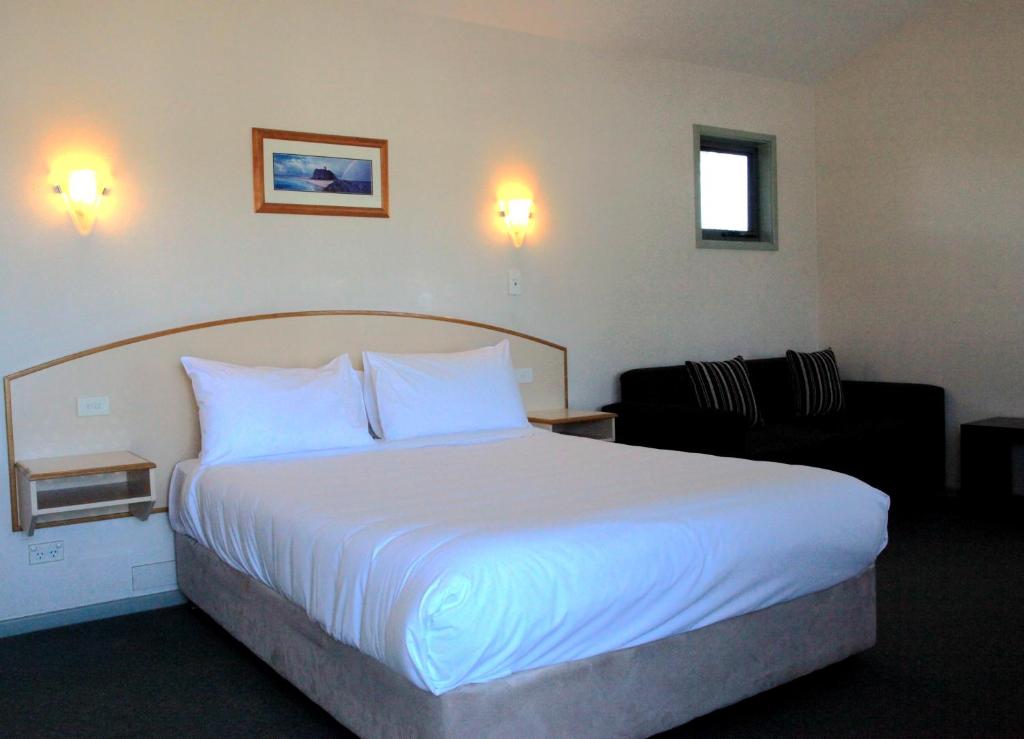 Llit o llits en una habitació de Travellers Motor Village