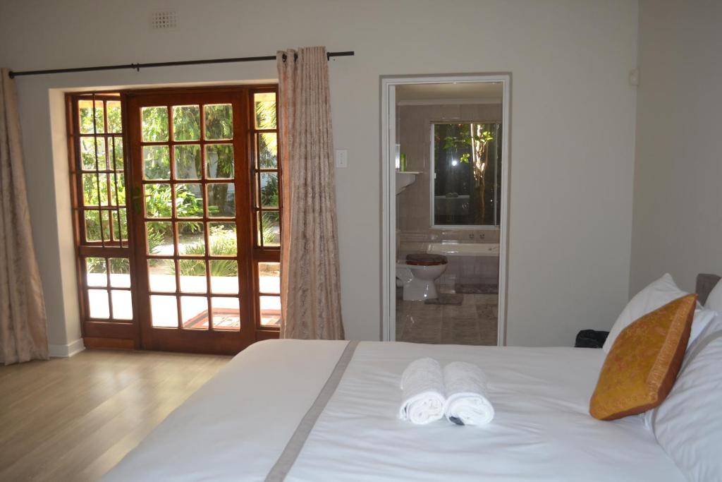 Postel nebo postele na pokoji v ubytování Cycad Lodge