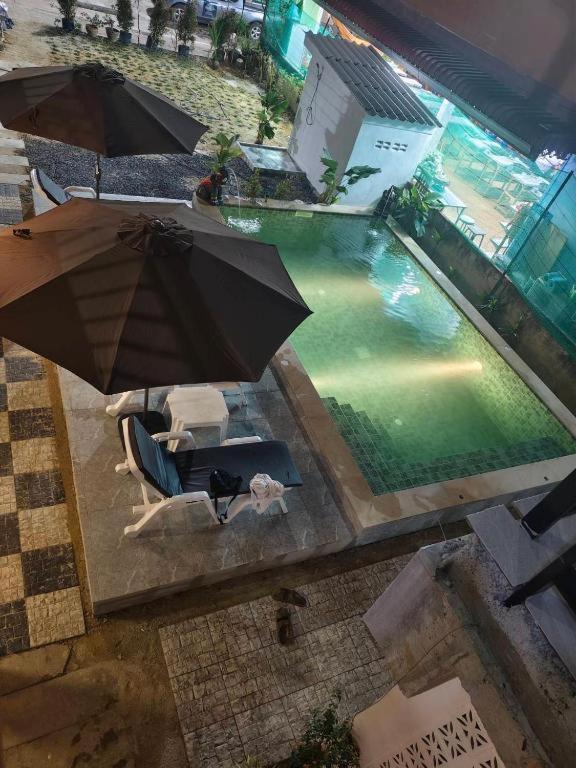 an overhead view of a swimming pool with an umbrella at Lanta Daisy Residence in Ko Lanta