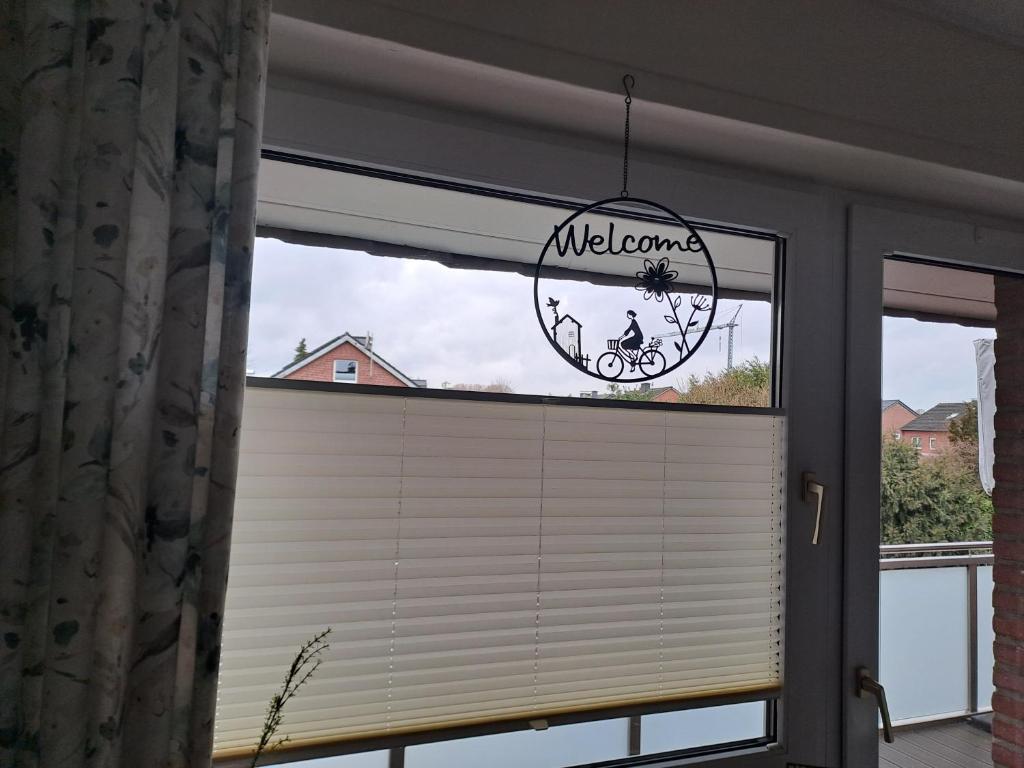 a window with a welcome sign in a window at FeWo21 Ferienwohnung im schönen Münsterland in Lüdinghausen