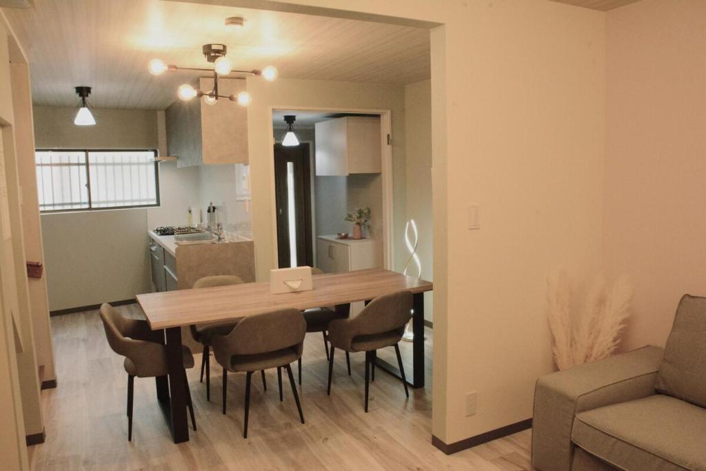 桃谷1丁目テラスハウスWalking distance to Osaka Korean Town Accommodates up to 10 guests