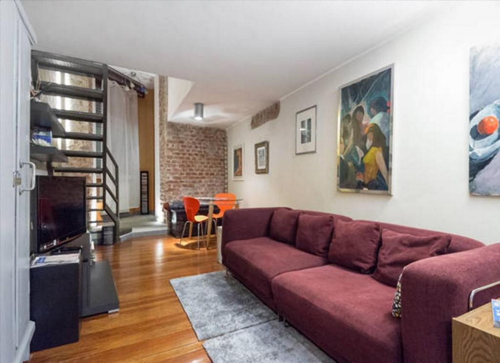 un soggiorno con divano e una sala da pranzo di Romantic Apartment Porta Venezia a Milano