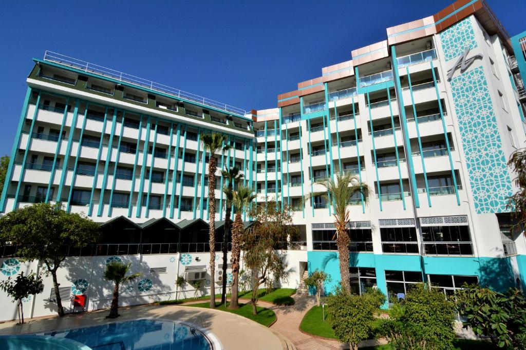 Bazén v ubytování Ananas Hotel nebo v jeho okolí