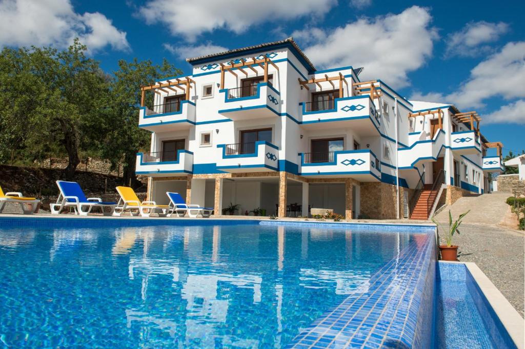 Villa con piscina frente a una casa en Monte da Ribeira, en Estói