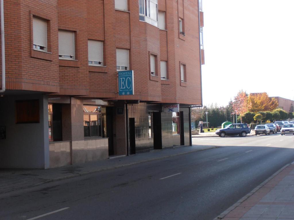 una calle vacía frente a un edificio de ladrillo en Hostal ** EC León, en León
