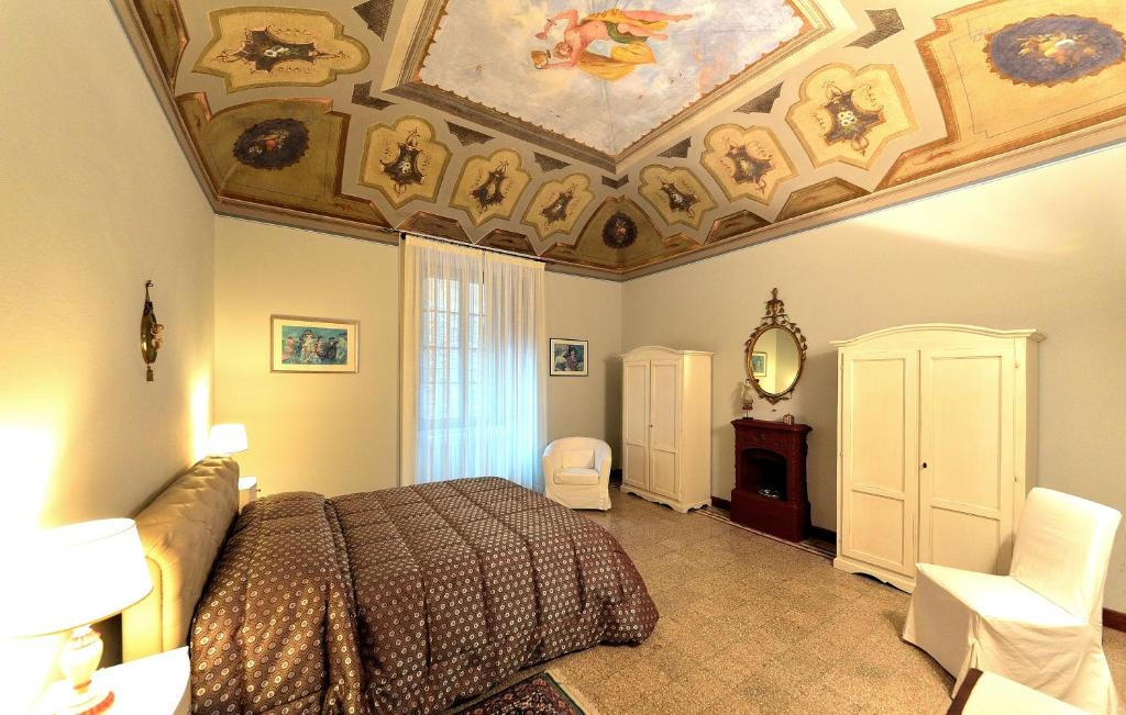 un dormitorio con techo con pinturas. en Residenza Pietrafosca, en Monsummano