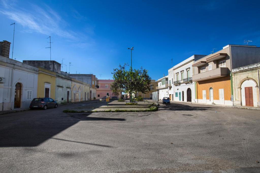 コペルティーノにあるCasa Annetteの建物の並ぶ町の空き道