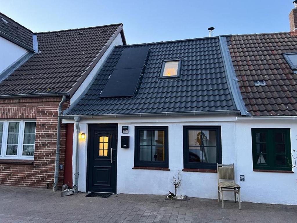 a house with a solar panel on the roof at NEU! Dat Lütt Hüs in Tönning