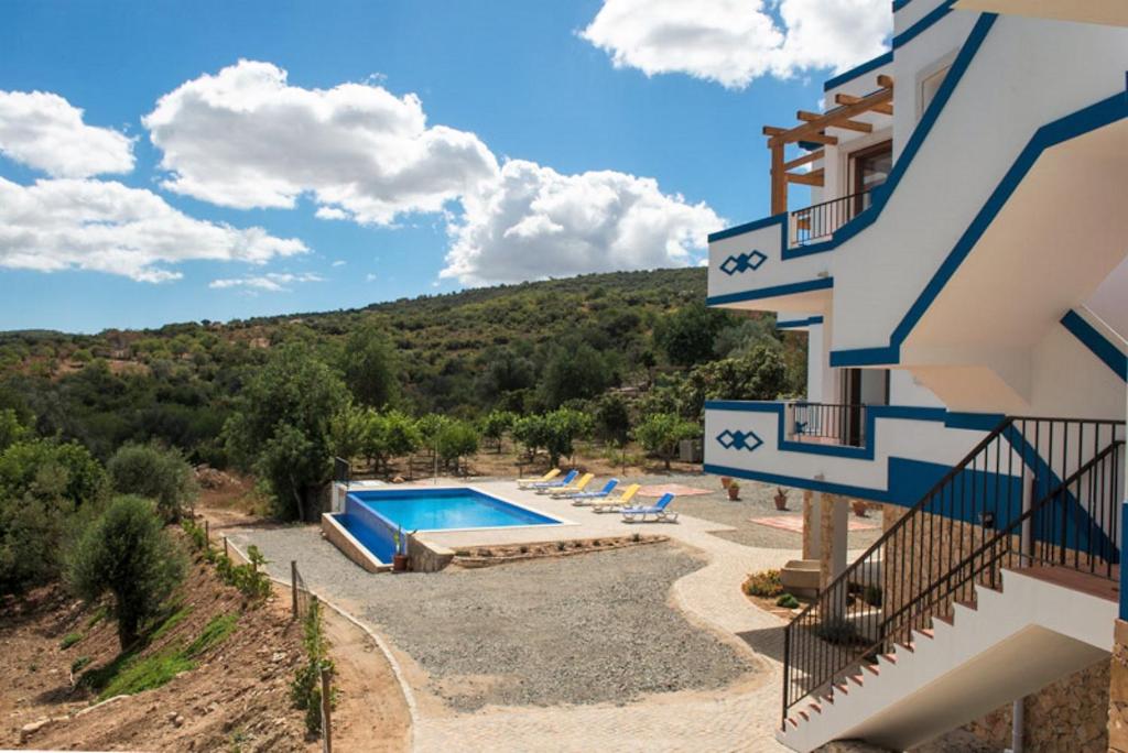 Bazén v ubytování Monte da Ribeira nebo v jeho okolí