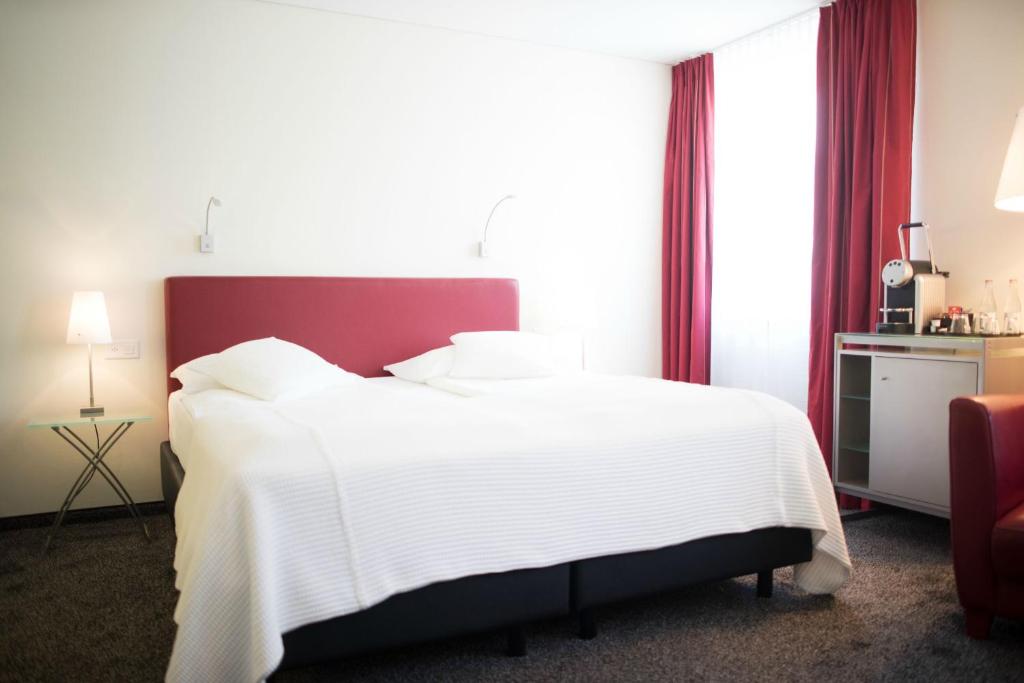 Postel nebo postele na pokoji v ubytování Hotel Glockenhof Zürich
