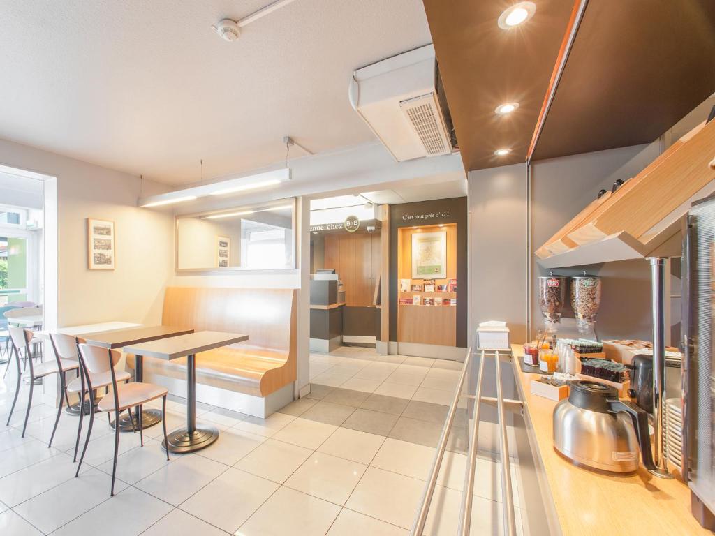 Kuchyň nebo kuchyňský kout v ubytování B&B HOTEL Herblay