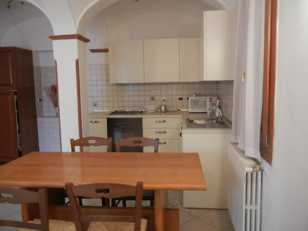 A cozinha ou cozinha compacta de casa vacanza Cicogna