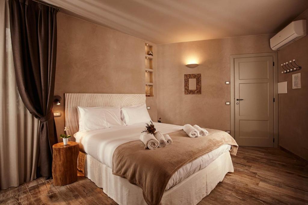 a bedroom with a bed with towels on it at B&B Il Vicoletto in Santarcangelo di Romagna