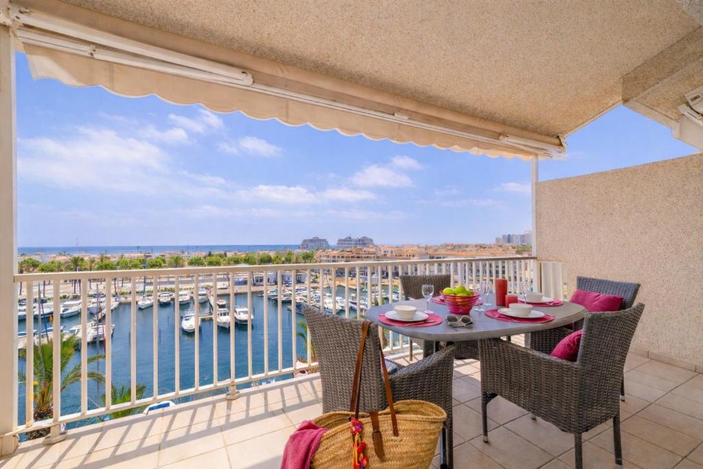 Apart-rent Penthouse Port Grec 0160 con WIFI, Smart TV, vista al canal y al mar