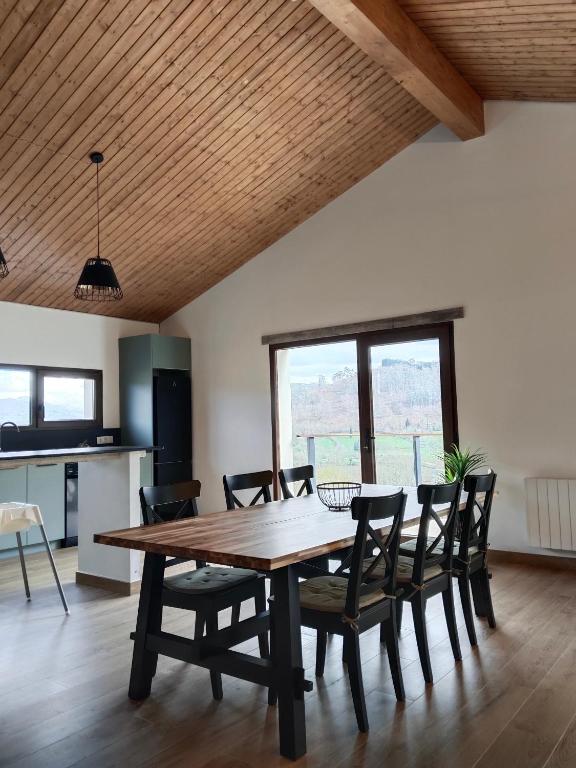 a kitchen and dining room with a wooden table and chairs at Vistas a Cangas in Cangas de Onís