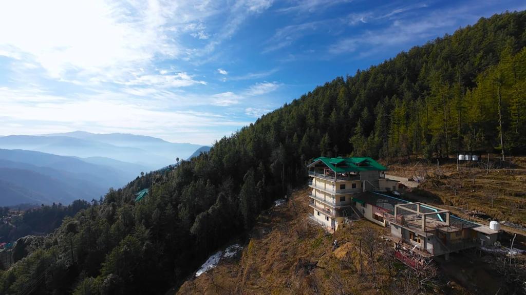 a building on the side of a mountain at The Himvan Stay in Mundaghat 