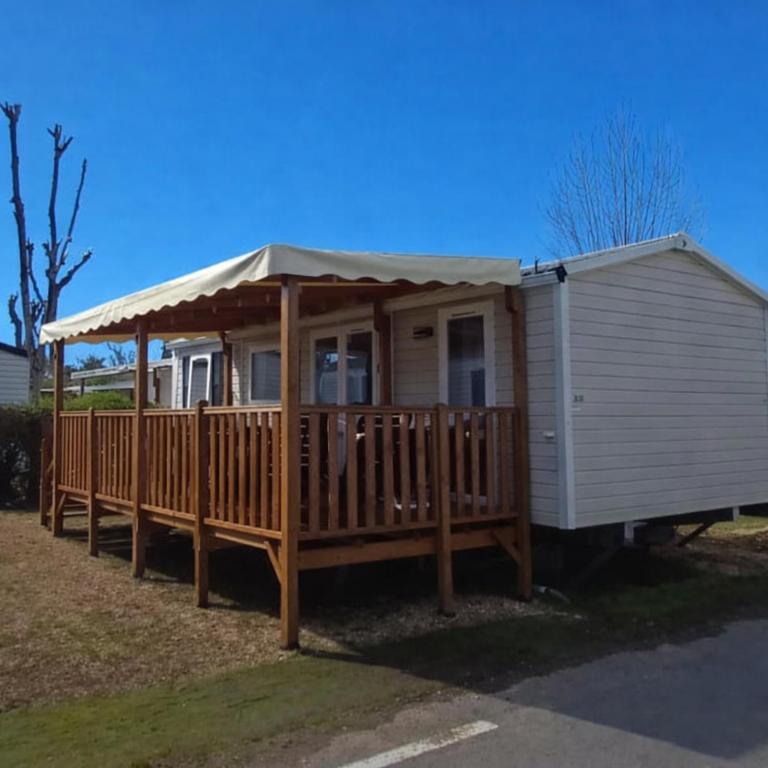 a mobile home with a gazebo at Le paradis du sud in Sérignan