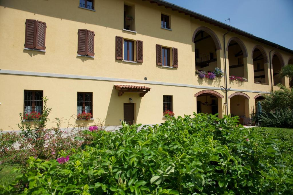 una vista externa de la casa en Cascina delle Mele, en Vittuone