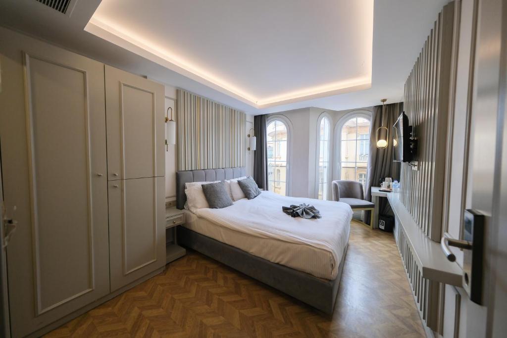 une chambre avec un lit, un bureau et une fenêtre dans l'établissement Serai Hotel, à Istanbul
