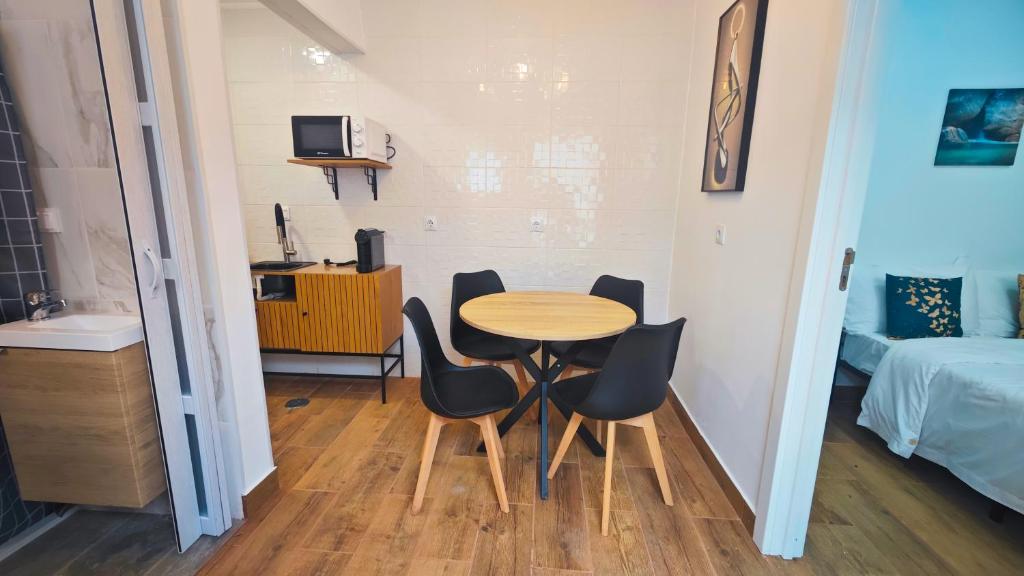 a small room with a table and chairs and a bed at Cascais Garden House 103 in Cascais