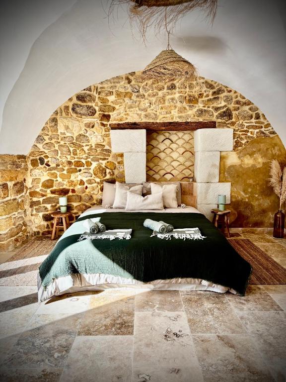 Llit o llits en una habitació de Suite Le Clos Boheme - Uzes - chambre Manon, Marius et Marcel