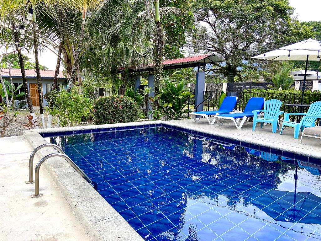 Piscina a Rooms & Pool Macaws o a prop