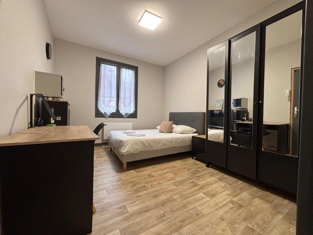 a small room with a bed and a kitchen at Sur Tulle - Le Refuge - 1 Piece in Tulle