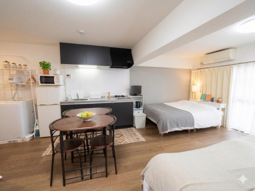 a small apartment with a kitchen and a table in a room at Newly Renovated 2025 秋リフォーム済 RC206 in Tokyo