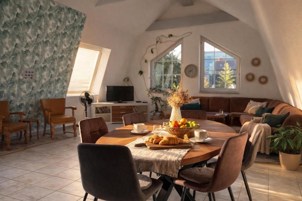 a living room with a table and chairs at Ferienwohnung 125 qm für 6 Gäste im Zentrum Heinsberg in Heinsberg
