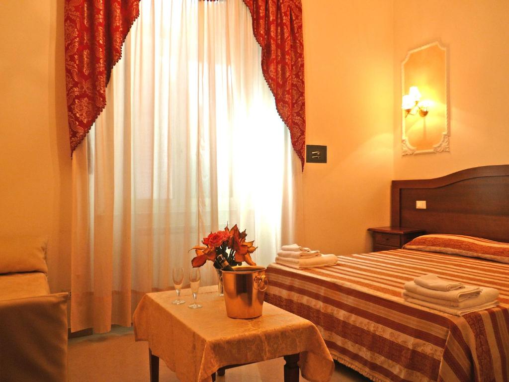 Łóżko lub łóżka w pokoju w obiekcie Cambridge Hotel