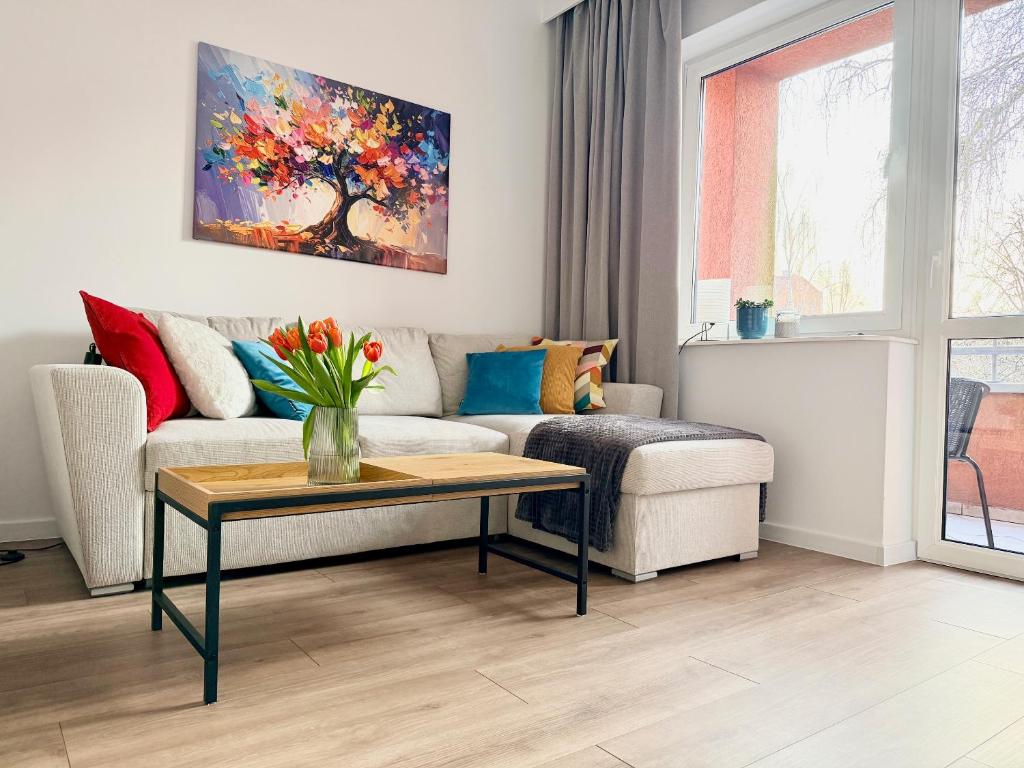 ein Wohnzimmer mit Sofa und Tisch in der Unterkunft Virta 8 in Ostróda