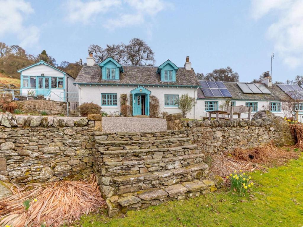 a large white house with a stone wall at 6 Bed in Dunkeld oc-ca145 in Riechip