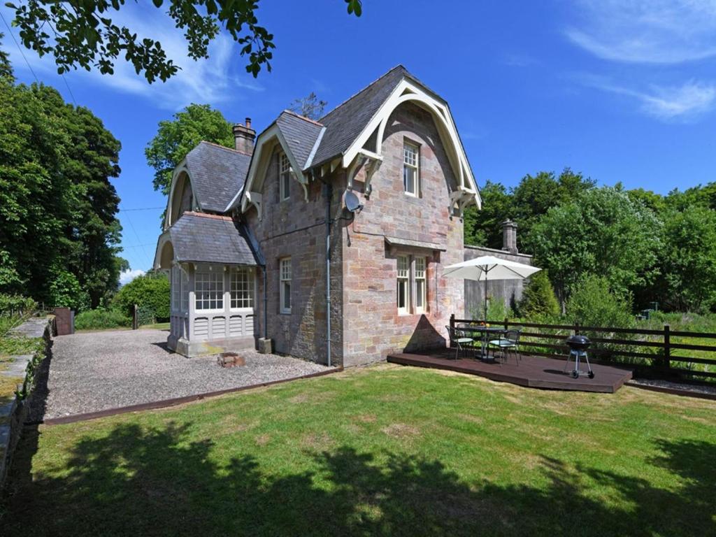 an old stone house with a fence in the yard at 2 Bed in Lockerbie oc-94304 in Brydekirk