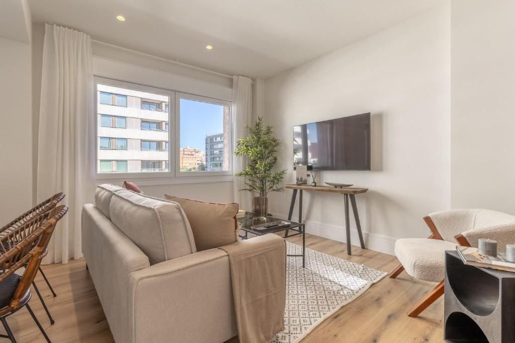 Bright 2-Bed Apartment Near Santiago Bernabéu