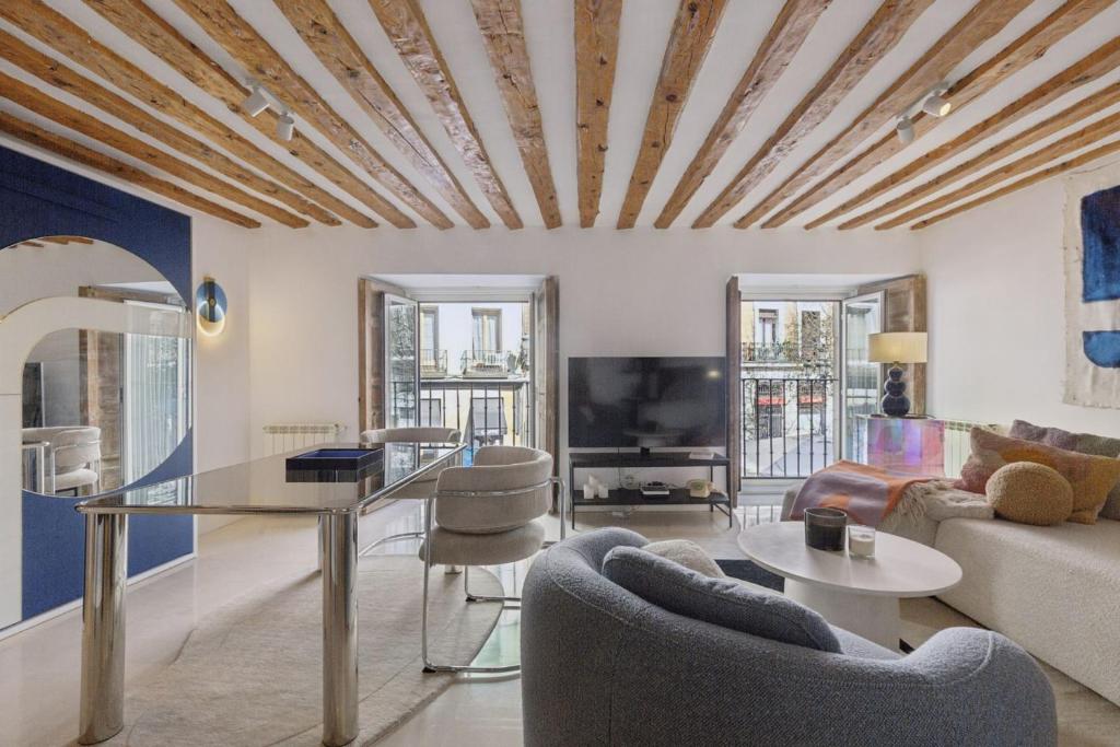 Stylish Retreat by Plaza Santa Ana
