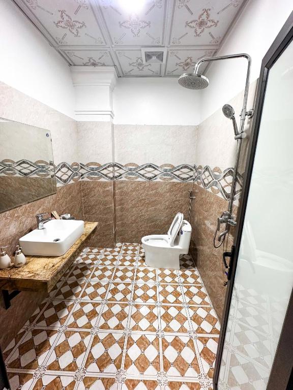 a bathroom with a toilet and a sink and a shower at Cao Ánh Hotel in Minh Hóa