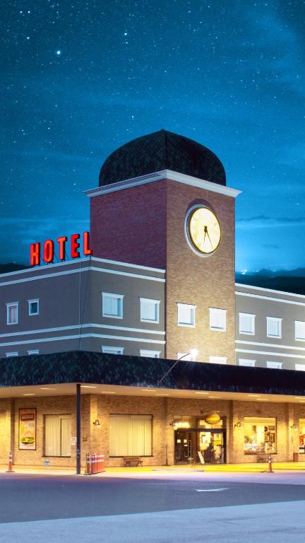 a hotel with a clock tower on top of it at Rodoserv Hotel in Pardinho