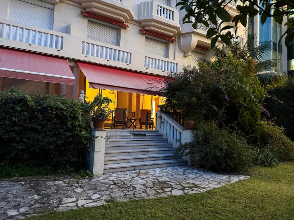 Unique Apartment with Terrace and Secret Garden Croisette