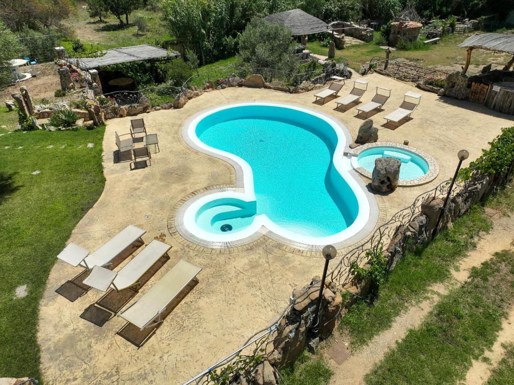 an overhead view of a swimming pool with lounge chairs at Hotiday Villa Porto Rotondo in Porto Rotondo