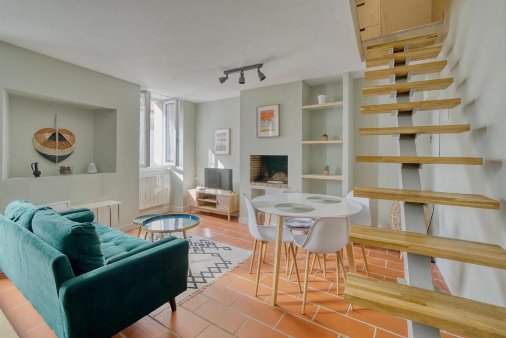 a living room with a couch and a table at La maisonnette - 4 pers - Centre ville - télétravail in Angoulême