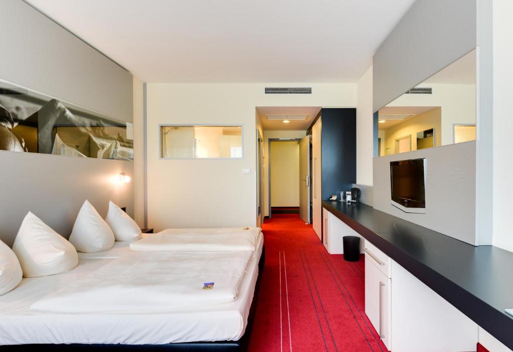 Postel nebo postele na pokoji v ubytování Novina Hotel Herzogenaurach Herzo-Base