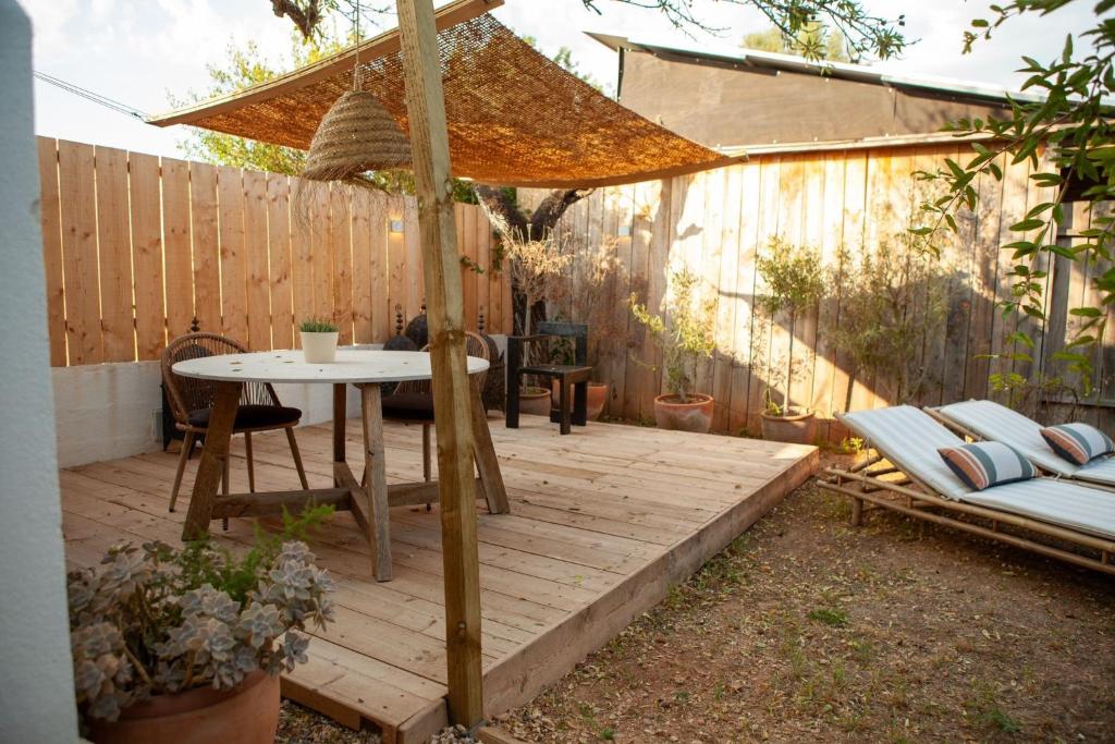 a patio with a table and an umbrella at Sa caseta mallorca Studio in Algaida