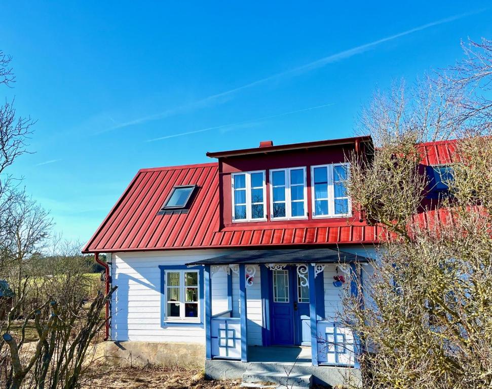 Vackert nyrenoverat 1800-talshus med bastu, vedspis och kamin