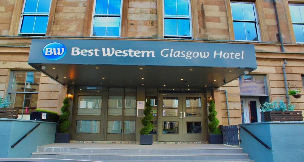 Ein Gebäude mit einem Schild, auf dem „Best Western Glasgow Hotel“ steht. in der Unterkunft Best Western Glasgow Hotel in Glasgow